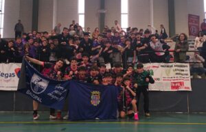 Equipo juvenil del Balopal celebrando su victoria en el torneo de balonmano