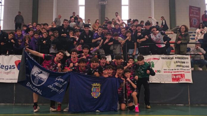 Equipo juvenil del Balopal celebrando su victoria en el torneo de balonmano
