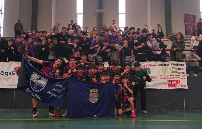 Equipo juvenil del Balopal celebrando su victoria en el torneo de balonmano