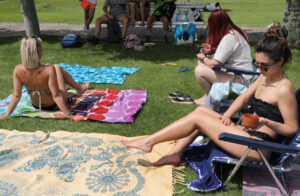 Personas disfrutando del sol en una piscina en Palencia