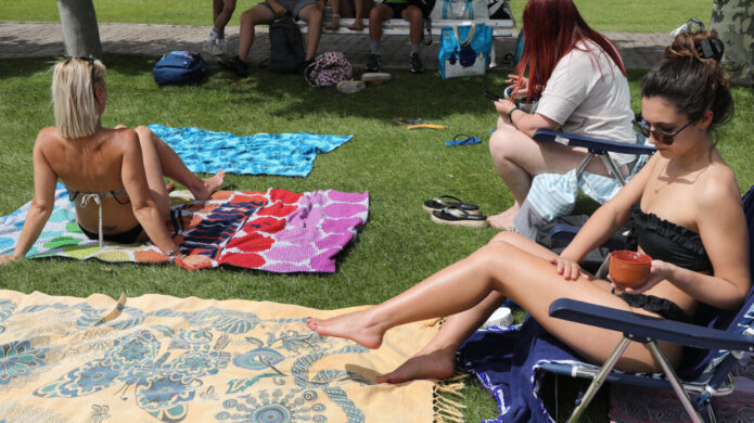 Personas disfrutando del sol en una piscina en Palencia