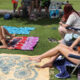 Personas disfrutando del sol en una piscina en Palencia