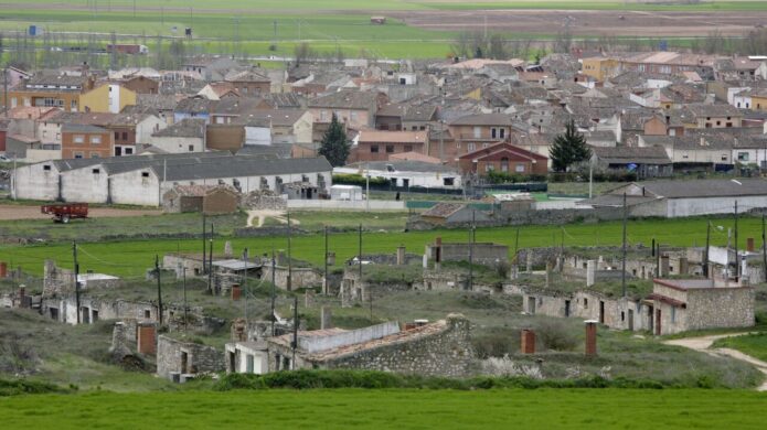 Vista panorámica del barrio de bodegas en Torquemada, Palencia.