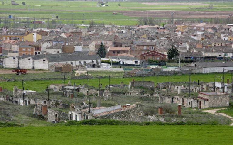 Vista panorámica del barrio de bodegas en Torquemada, Palencia.