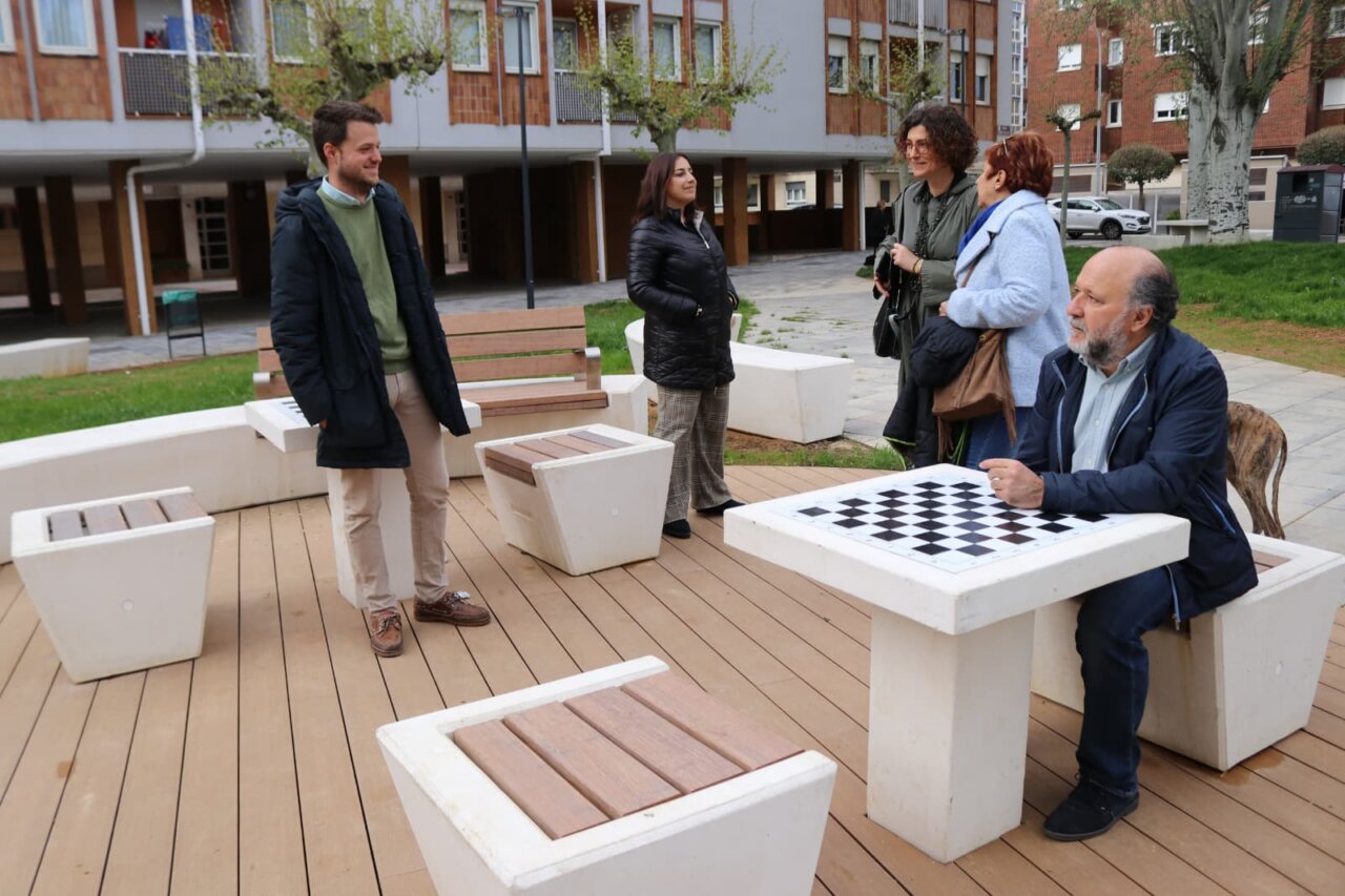 Visita de la alcaldesa y concejales al nuevo parque en Barrio Santiago