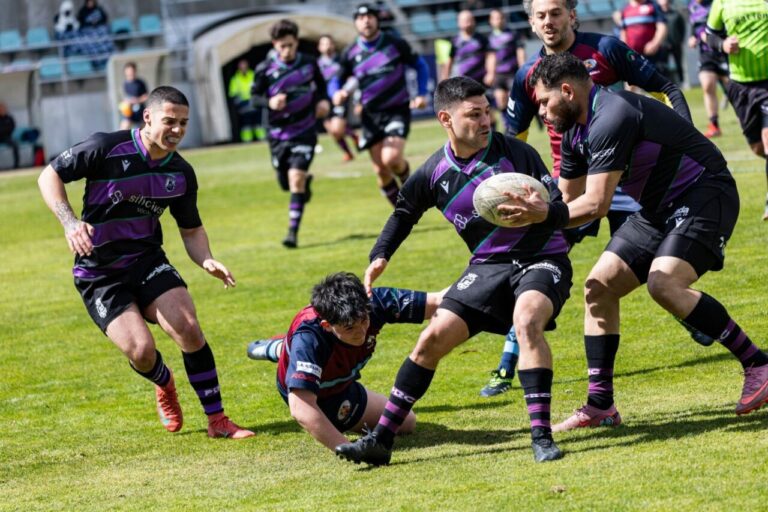 Jugador de rugby evitando un placaje en un partido contra el Aranda