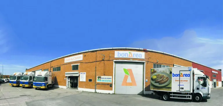 Instalaciones de Bonarea con camiones de reparto en la entrada