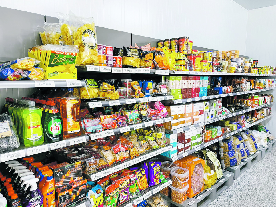 Estantes de productos variados en las instalaciones de Bonarea