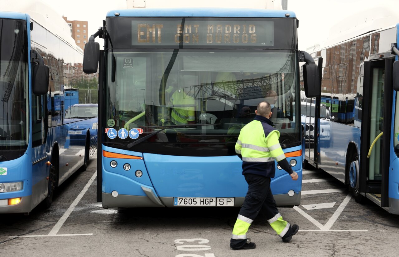 Autobuses de Madrid cedidos a Burgos en un aparcamiento