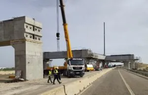 Obras en la A-67 con grúas y trabajadores en el viaducto