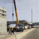 Obras en la A-67 con grúas y trabajadores en el viaducto