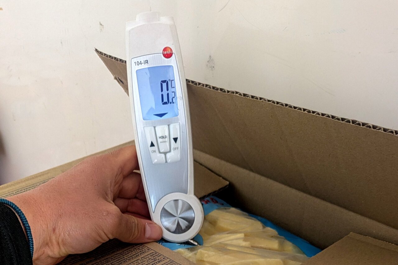 Termómetro digital mostrando temperatura de productos alimentarios