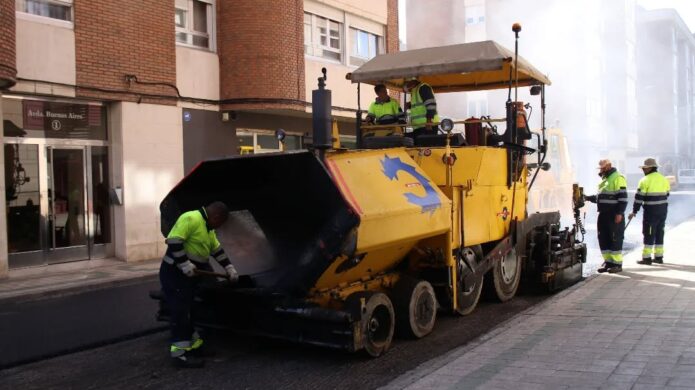 Trabajadores realizando asfaltado en una calle de Palencia