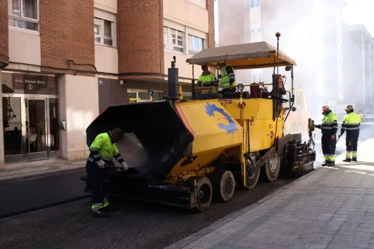 Trabajadores realizando asfaltado en una calle de Palencia