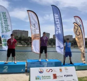 Álvaro Salvador en el podio del Campeonato de España de Piragüismo