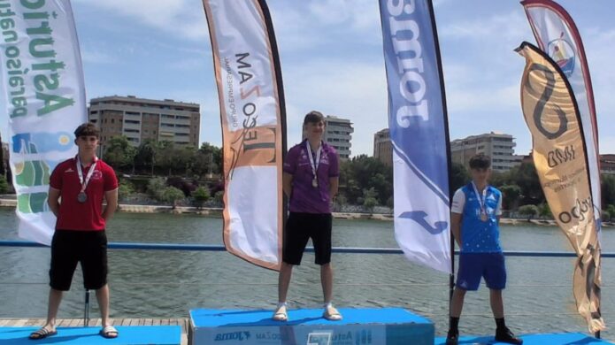 Álvaro Salvador en el podio del Campeonato de España de Piragüismo
