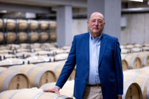 Carlos Moro en bodega rodeado de barricas de vino
