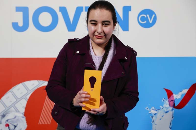 Carmen Galvañ sosteniendo un premio en un evento literario