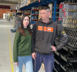 Dos profesionales de Carrelaz en su almacén de construcción especializado en agua.
