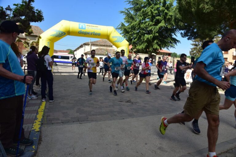 Corredores participan en la carrera Entre Castillos en Palencia.