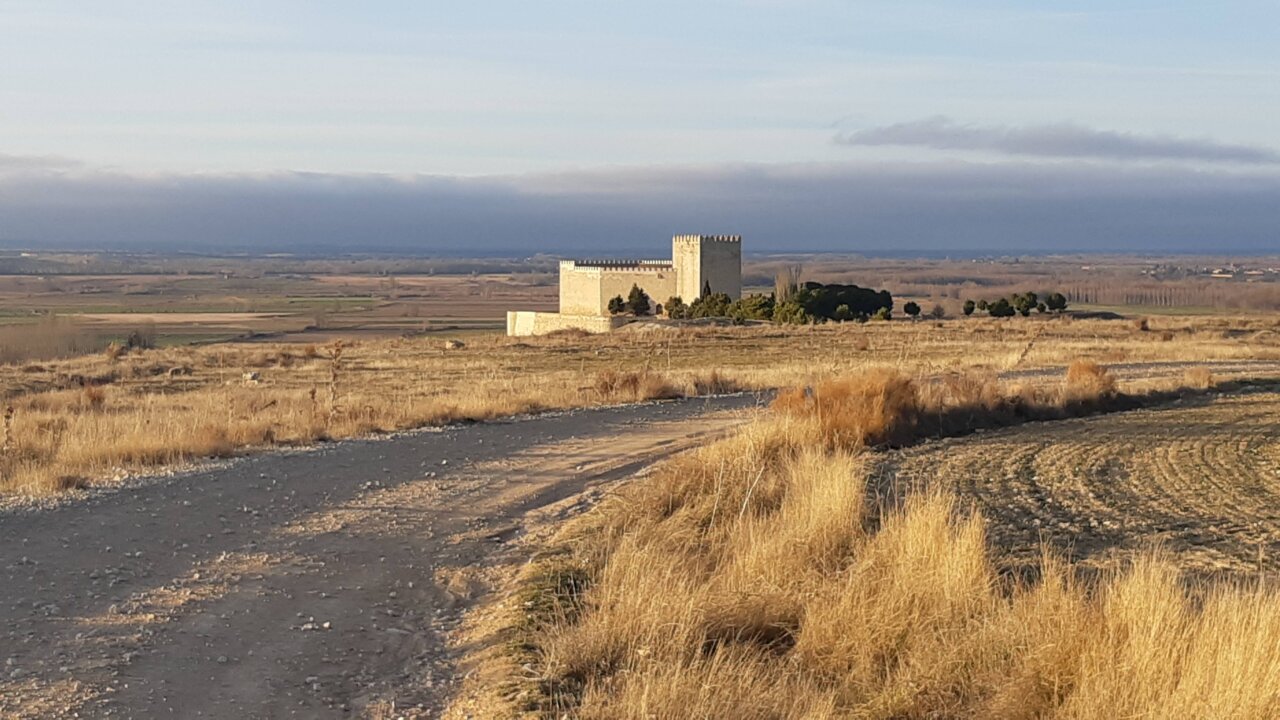 Vista del Castillo de los Sarmientos en Fuentes de Valdepero