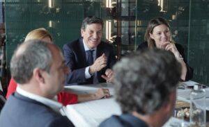 Carlos Fernández Carriedo discutiendo sobre vivienda industrializada en Castilla y León