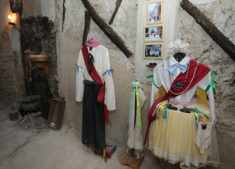 Trajes tradicionales exhibidos en la Casa del Abuelo en Cevico de la Torre