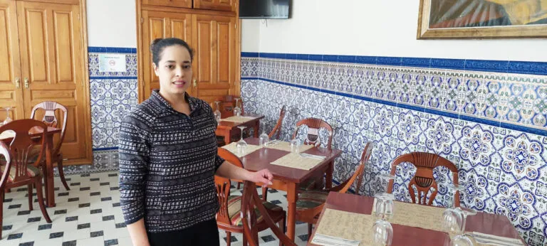 Interior del Bar-Restaurante Casa Marisa con decoración marroquí