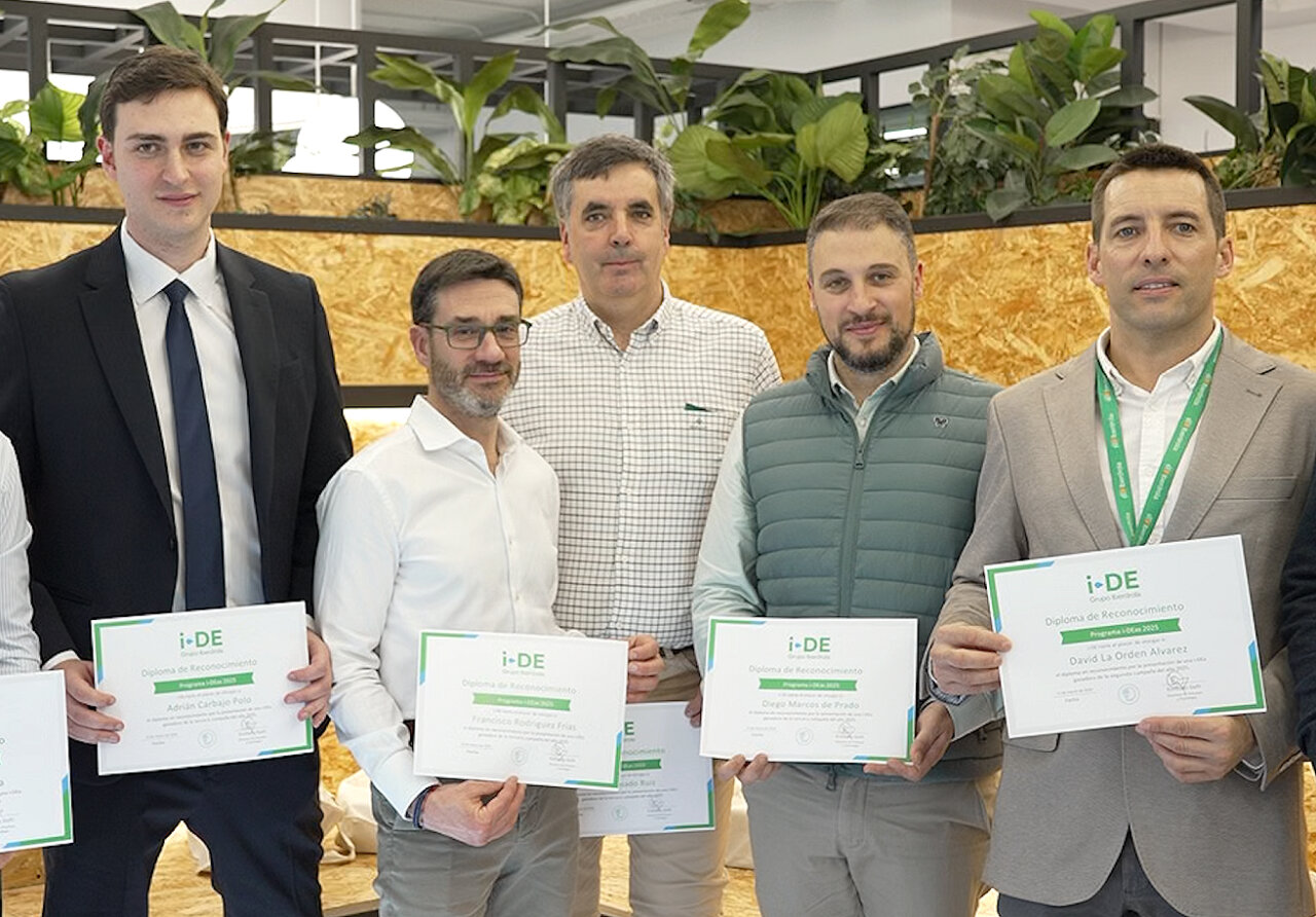 Grupo de profesionales recibiendo diplomas de reconocimiento en evento de Iberdrola