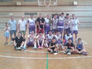 Jugadores del CB Palencia celebrando su victoria en el derbi palentino