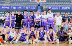 Equipo de baloncesto CB Palencia Online celebrando una victoria en el derbi