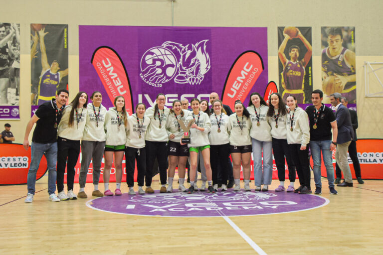 Equipo júnior femenino del CB Villamuriel en la Final Four de baloncesto
