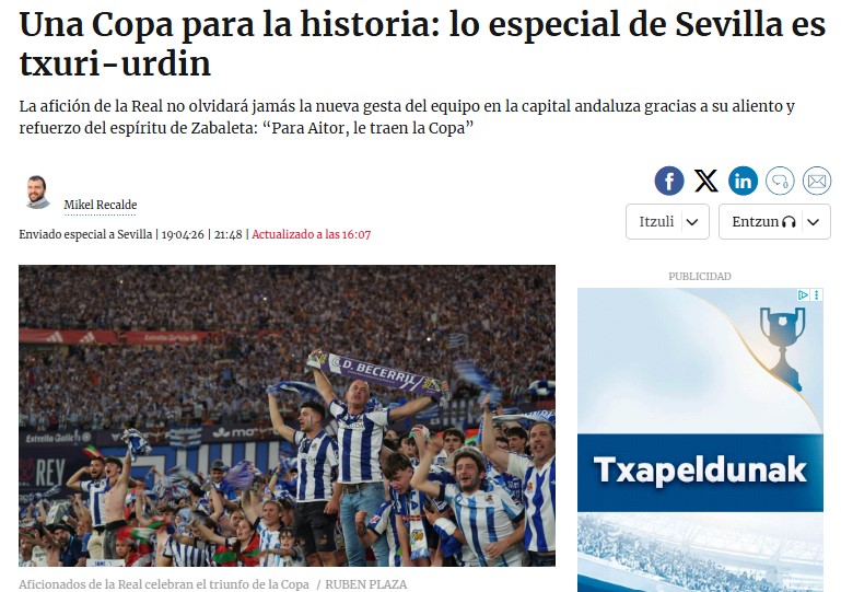 Aficionados del Bece celebrando la victoria en Sevilla con banderas y bufandas