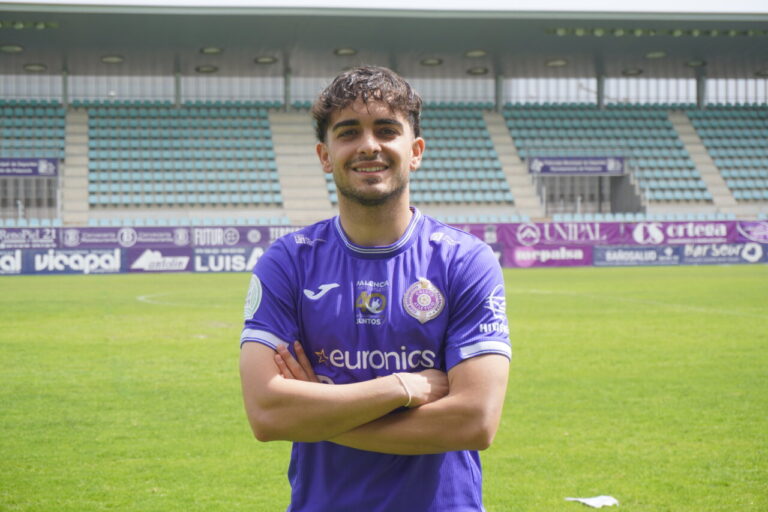 César Gutiérrez posando en el campo de fútbol del Palencia Cristo Atlético