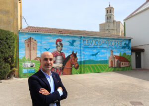 Mural en Cevico de la Torre con figura histórica y paisaje
