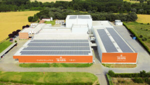 Fábrica de Chocolates Trapa con paneles solares en el techo