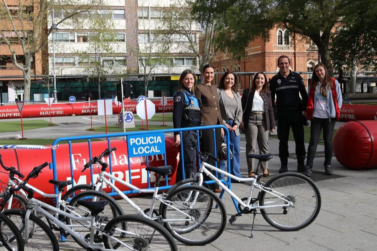 Grupo de personas junto a bicicletas en un circuito de educación vial en Palencia