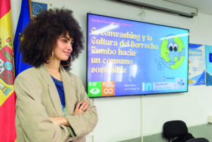 Clara Tomé en conferencia sobre sostenibilidad y desinformación climática