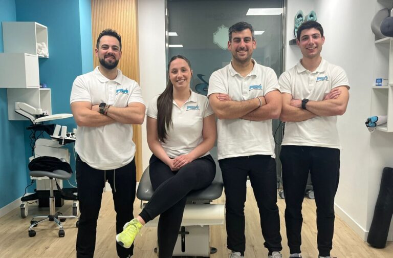 Equipo de fisioterapeutas en la clínica FisioÉlite Revuelta