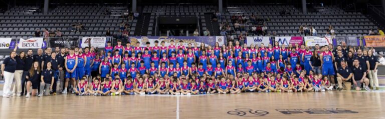 Foto de familia del Grupo Inmapa Filipenses con toda la cantera en el pabellón.