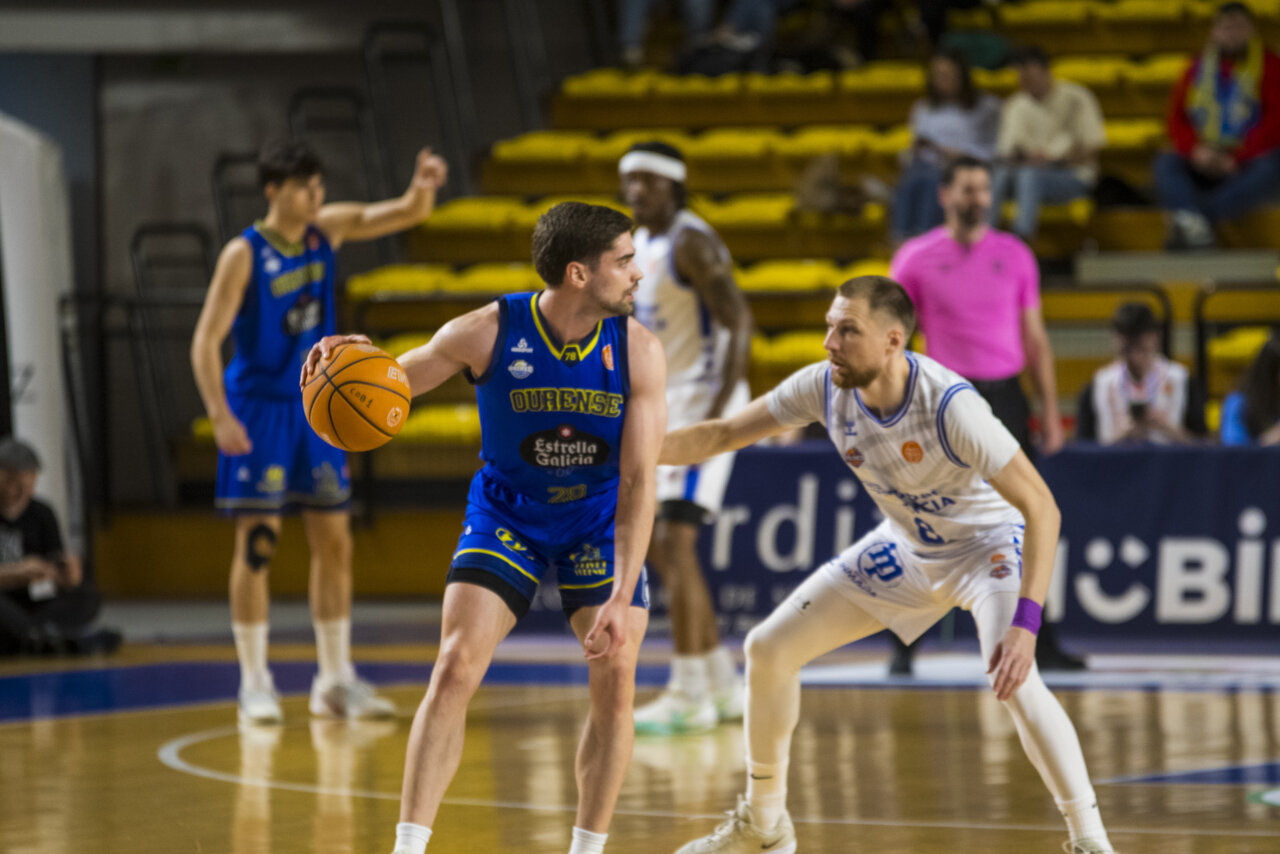 Jugadores de baloncesto en un partido entre Ourense y Palencia