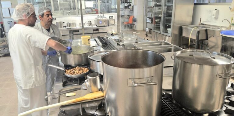 Cocineros preparando platos típicos en la cocina del Caupa