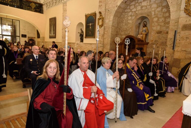 Participantes en la procesión del Sábado Santo en la capital de Palencia