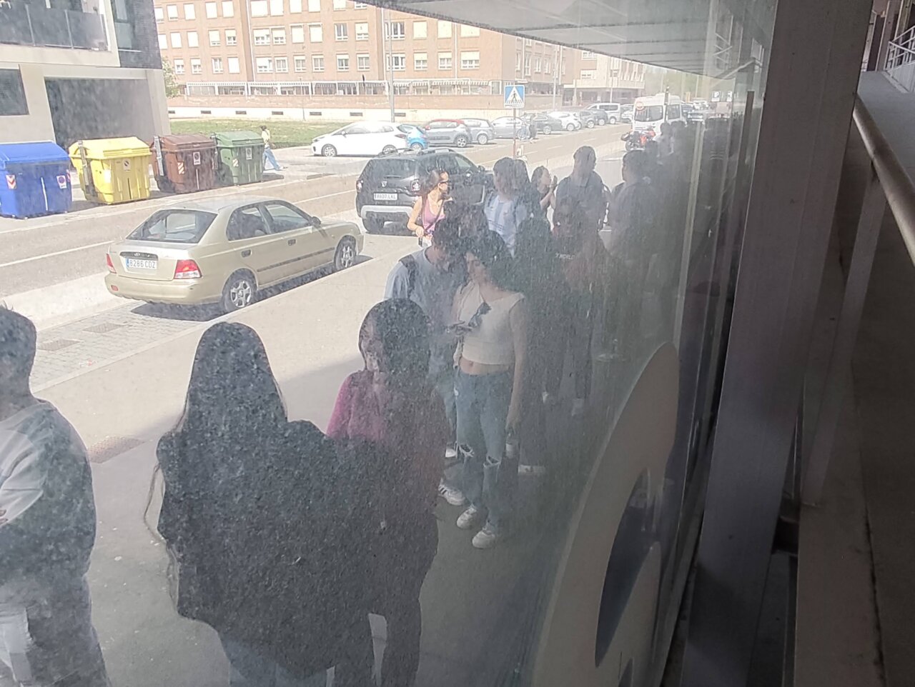 Personas haciendo cola para la venta de entradas en Palencia