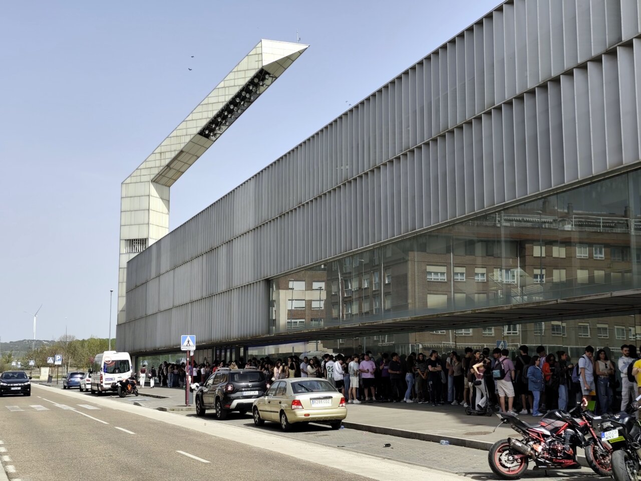Cola de personas esperando para comprar entradas en La Balastera.