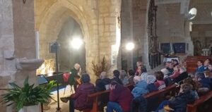 Carles Pons tocando la guitarra en la iglesia de Husillos
