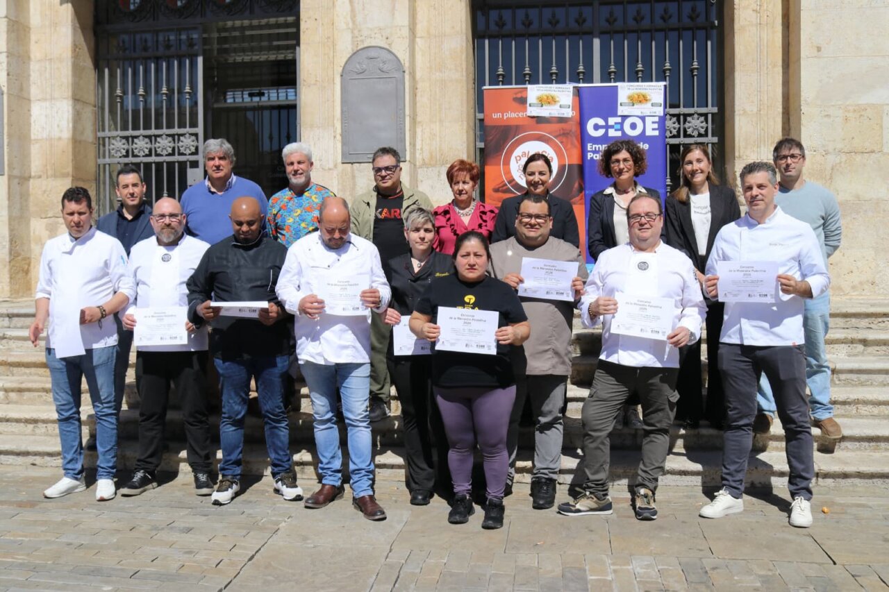 Ganadores del II Concurso de la Menestra Palentina posando con sus premios
