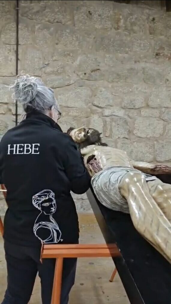 Restauradora trabajando en la talla del Santísimo Cristo de la Misericordia