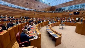 Vista del hemiciclo con representantes de varios partidos políticos en las Cortes