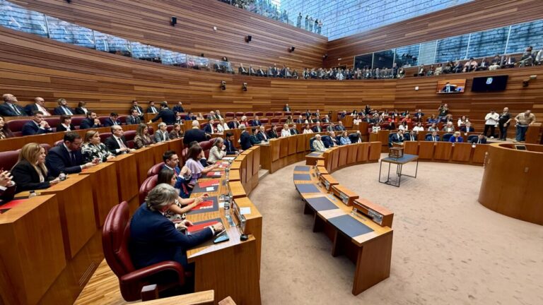 Vista del hemiciclo con representantes de varios partidos políticos en las Cortes